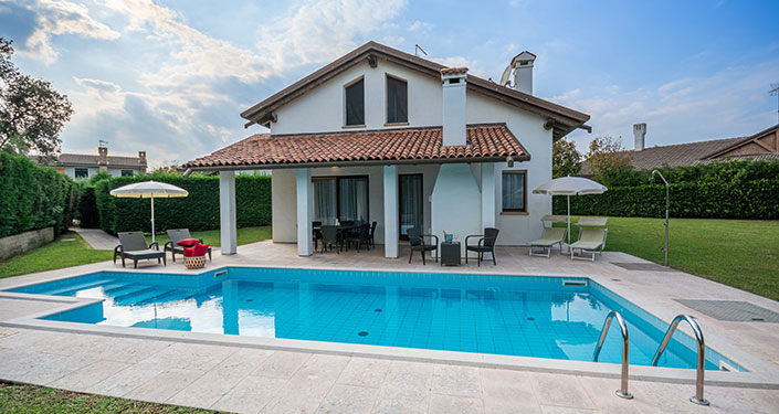 villa con piscina ad Albarella